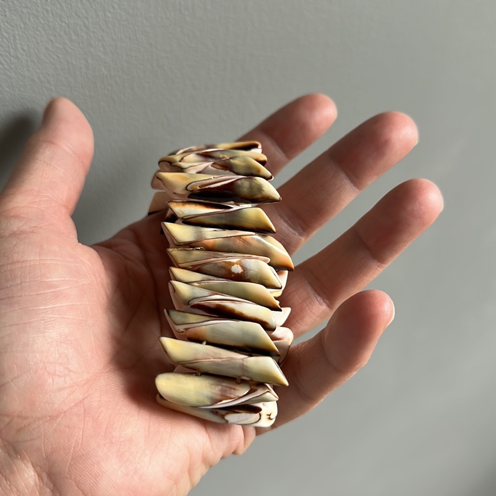 Dramatic Earthy Shell Stretch Bracelet - Picture 6 of 8